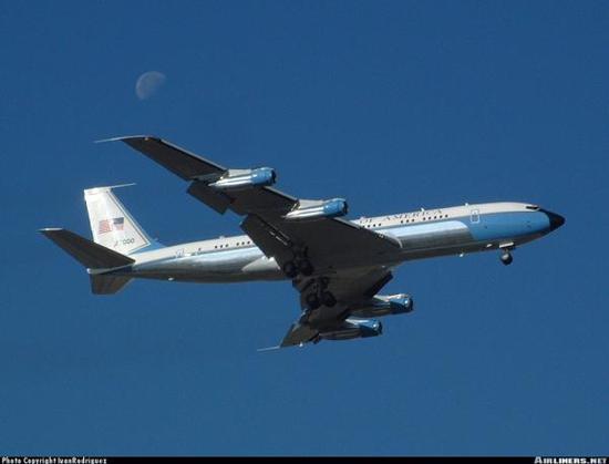 在波音747之前，美國(guó)總統(tǒng)專機(jī)是波音707，圖為里根的波音707-353B型“空軍一號(hào)”專機(jī)