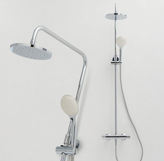 科勒的水槽和龍頭套裝也同樣受歡迎，全銅材質(zhì)的水龍頭，能360度自由旋轉(zhuǎn)，測(cè)驗(yàn)使用50萬(wàn)次無(wú)滴漏，內(nèi)置起泡器，水流無(wú)噴濺；一體成型、圓弧導(dǎo)角+雙層防堵過(guò)濾的不銹鋼水槽，左側(cè)還設(shè)置了皂液器，角度、深度設(shè)計(jì)合理科學(xué)，清洗方便。買K668T-CP凱迪廚房龍頭+依歐亞K-3583水槽套裝還送瀝水盆，此套裝在天貓店有售，699元起。（去天貓看看）（文/搜狐焦點(diǎn)家居范智奇）