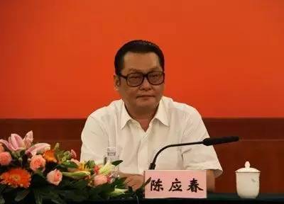 ｜點評｜ 有媒體梳理出，去年10月在家墜亡的國信證券原總裁陳鴻橋，其任職經(jīng)歷與陳應春多有交集。2011年，因受賄罪獲刑7年的深圳市金融辦原主任李林，其任職期間的直接上司正是陳應春。但目前并無消息顯示，這些事件存在直接關聯(lián)。