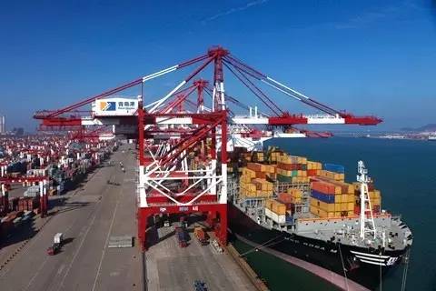 ｜點評｜ 所謂分銷中心或虛擬礦山，就是先把大量鐵礦石成批運至中國港口堆存再進行“零賣”，這樣既可提高供貨效率，也有利于與其他競爭對手競爭。國內鋼鐵協(xié)會則擔心，此舉將影響市場價格，不利于其進行價格談判。所以，這一計劃雖然很早就被提出來，但一直沒有能夠實現(xiàn)。