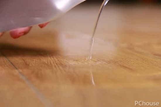 家居1分鐘:讓木地板恢復(fù)光彩 家居1分鐘:讓木地板恢復(fù)光彩